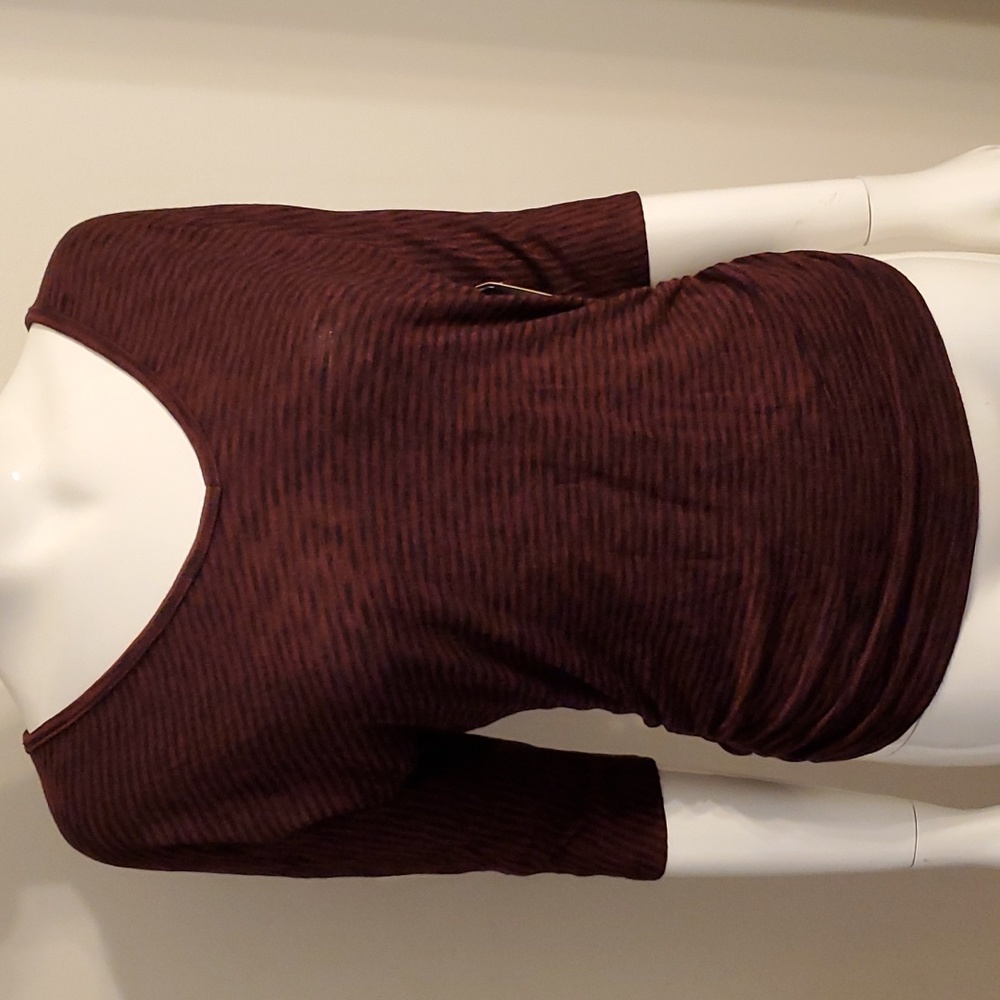 🎄5/$30🎄New Stripped V Top